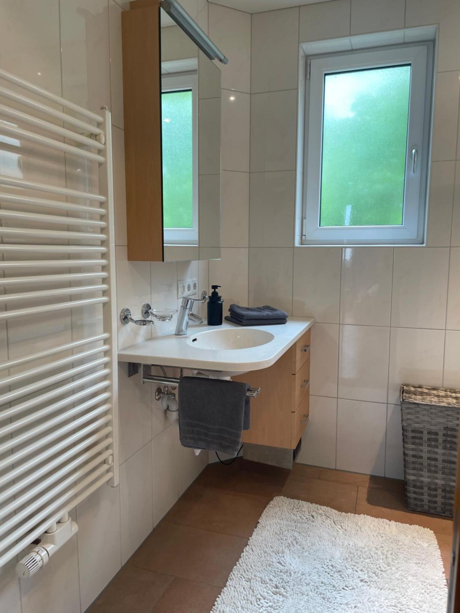 Crown Living Design Apartment - 2 Schlafzimmer - Kueche - Gratis Parkplatz - Abstellraum Fuer Fahrraeder/Ski Mader Экстерьер фото