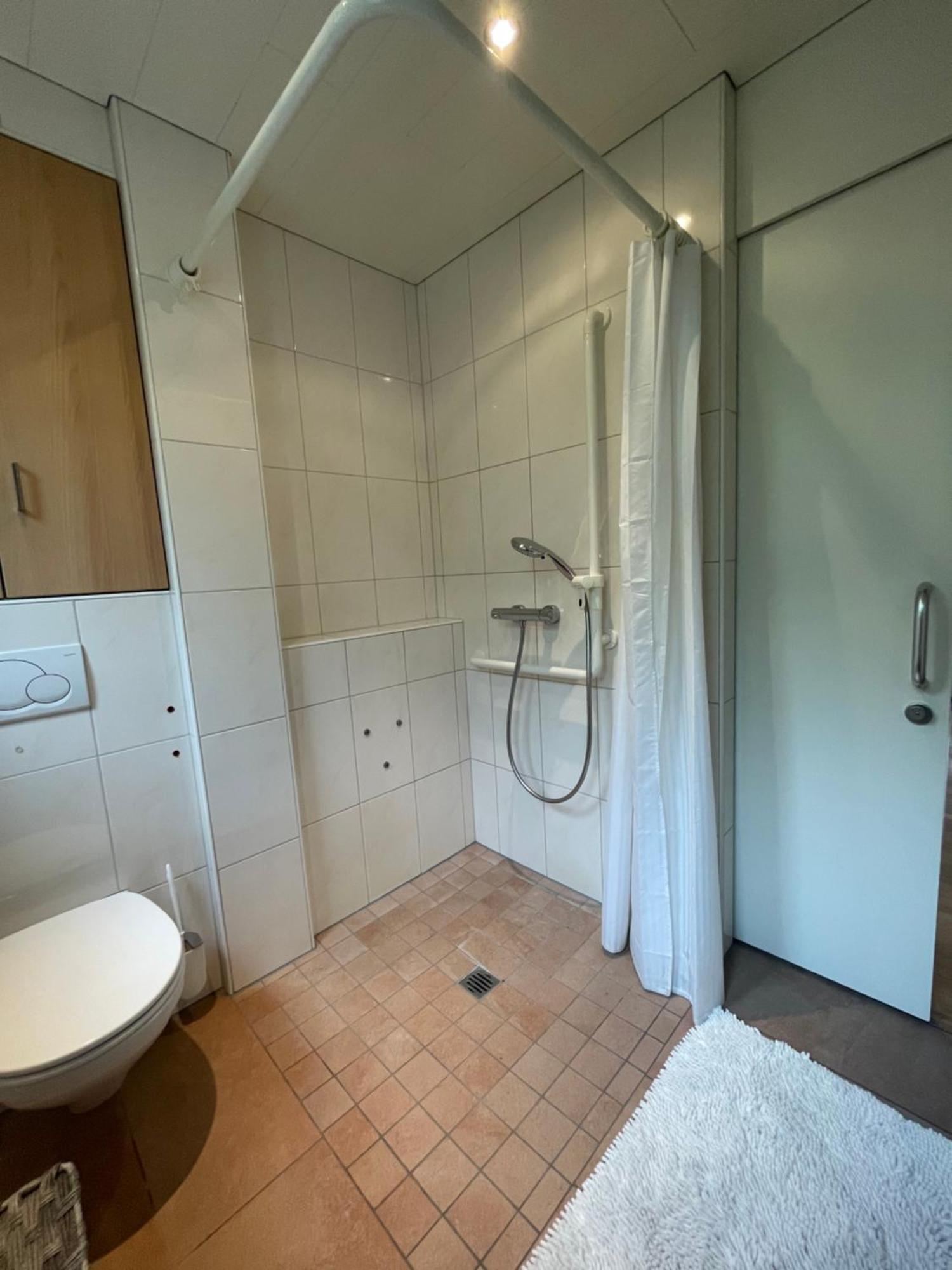 Crown Living Design Apartment - 2 Schlafzimmer - Kueche - Gratis Parkplatz - Abstellraum Fuer Fahrraeder/Ski Mader Экстерьер фото